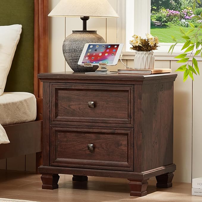 Farmhouse Nightstand with Charging Station, Rustic Low Night Stand with 2 Drawers, Mid-Century Modern End Table with 4 Square Solid Wood Legs, Small Dresser for Bedroom, Home, Walnut
